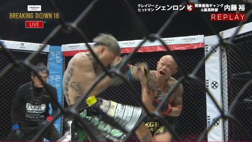 強烈なパンチでダウンを奪う内藤裕