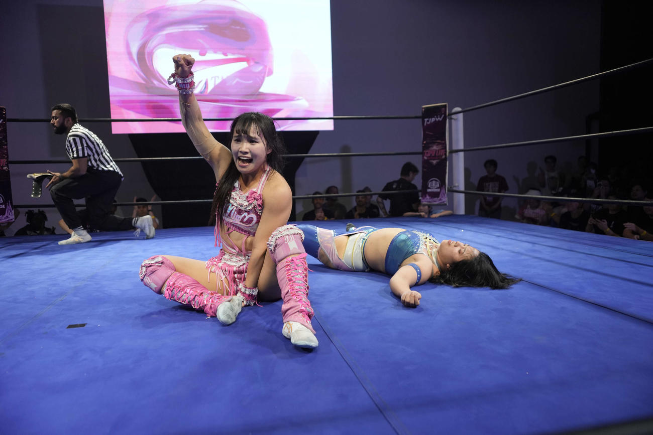勝利の拳を突き上げる渡辺未詩（C）東京女子プロレス