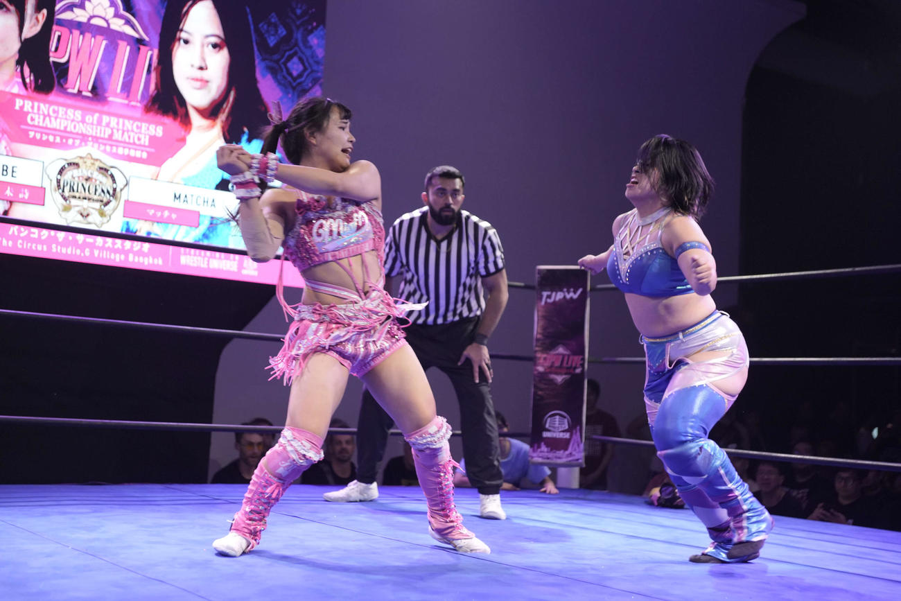 バッティング式ダブル・スレッジ・ハンマーをたたき込む渡辺未詩（左）（C）東京女子プロレス