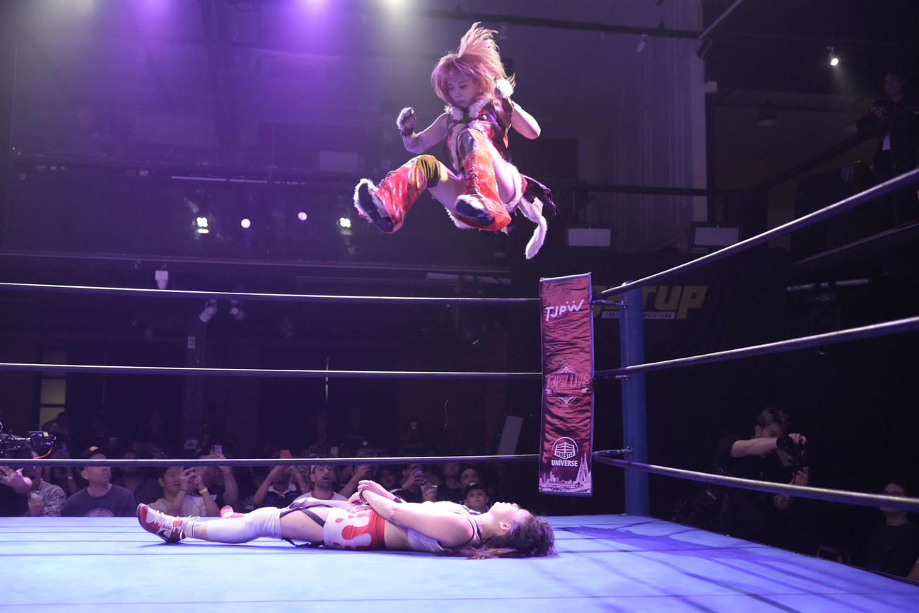 ダイビング・セントーンを投下する中島翔子（C）東京女子プロレス
