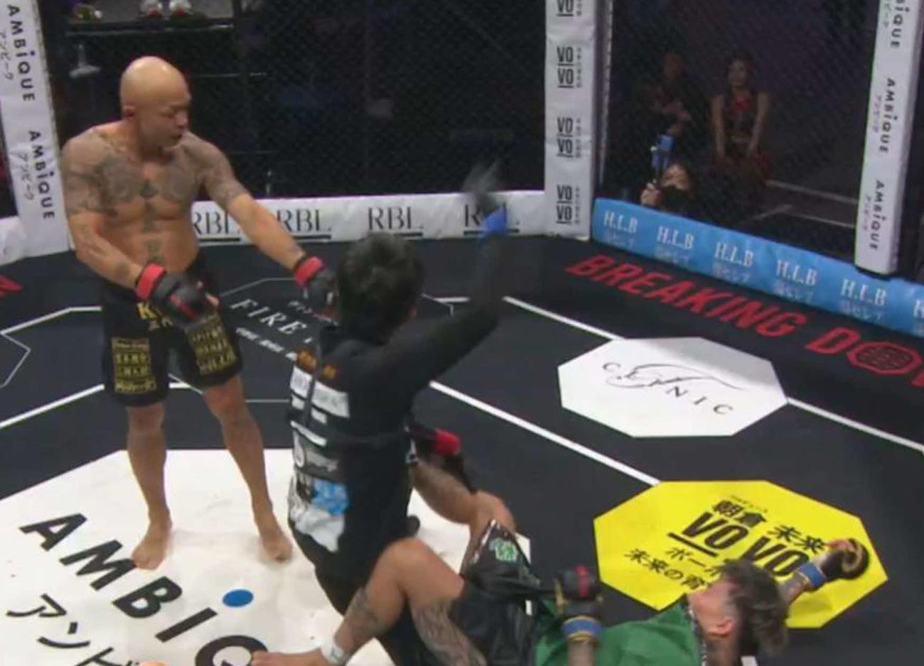 内藤裕（左）が延長TKO勝ちした