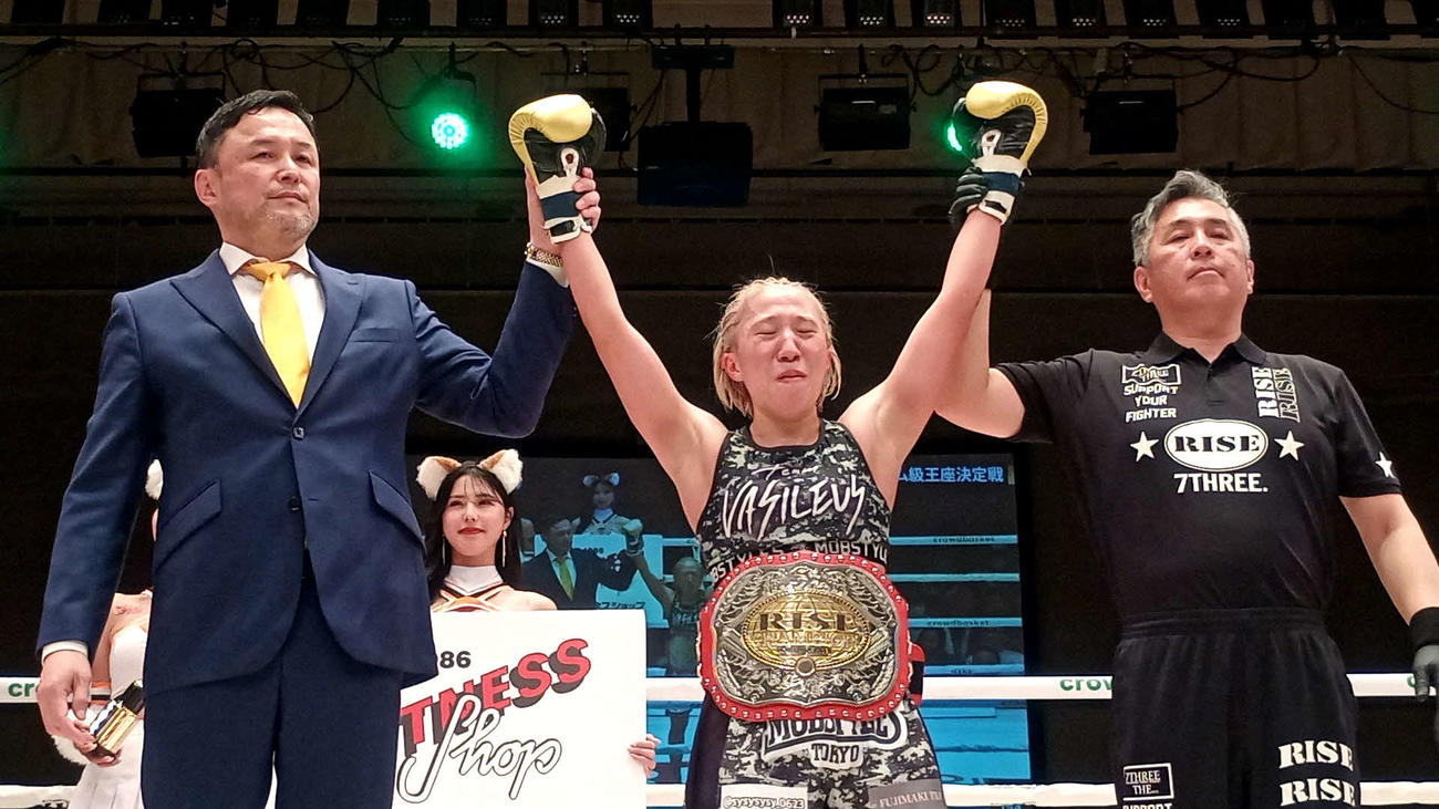 感極まる島田知佳（中央）とRISE伊藤隆代表（左）