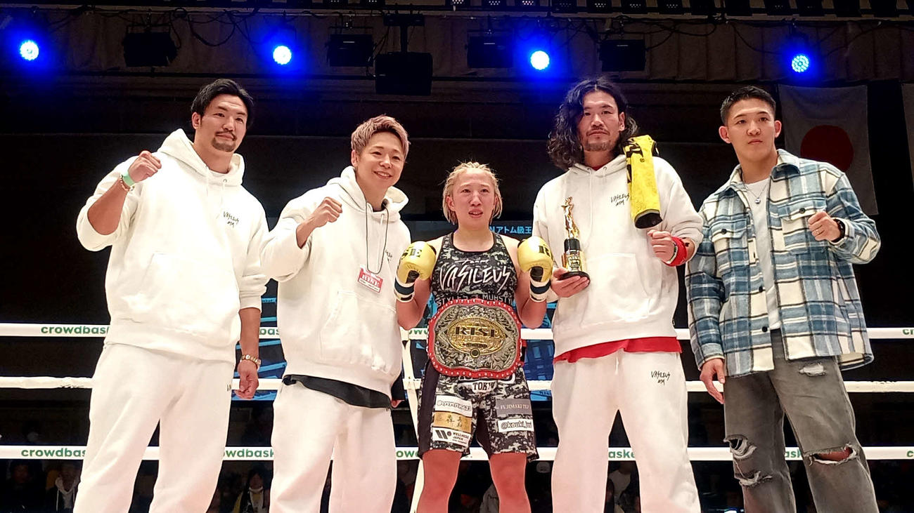 王座戴冠を果たした島田知佳（中央）。左から松倉信太郎、武尊、1人おいて渡辺雅和トレーナー、野杁正明