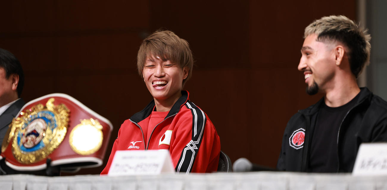 WBO世界フライ級王者のオラスクアガ（右）のコメントに爆笑する挑戦者の桑原（撮影・野上伸悟）