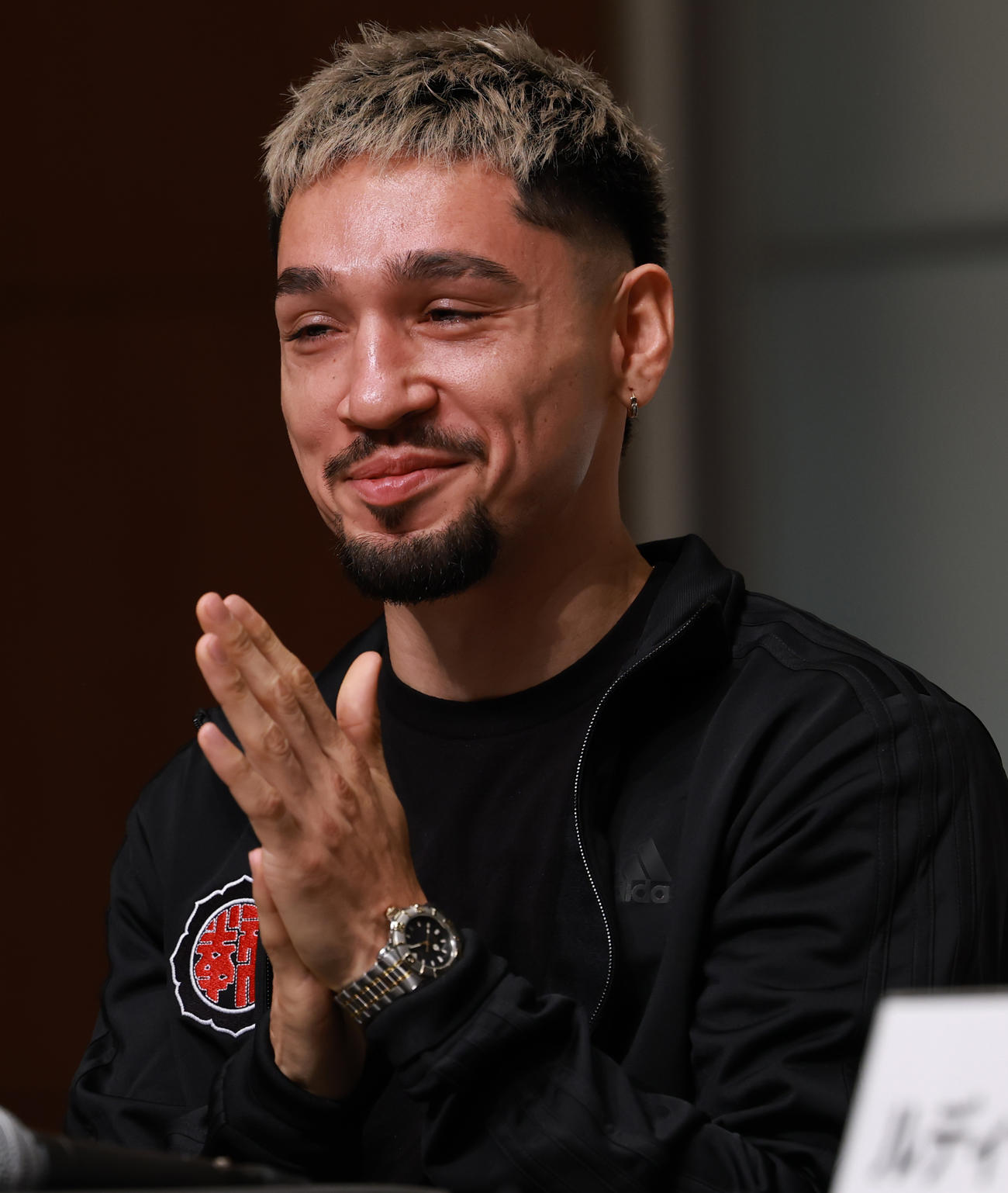 会見するWBO世界フライ級王者のオラスクアガ（撮影・野上伸悟）