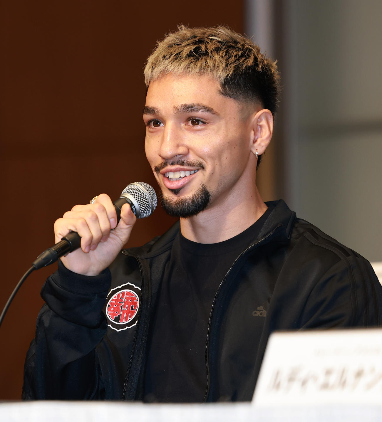 会見するWBO世界フライ級王者のオラスクアガ（撮影・野上伸悟）