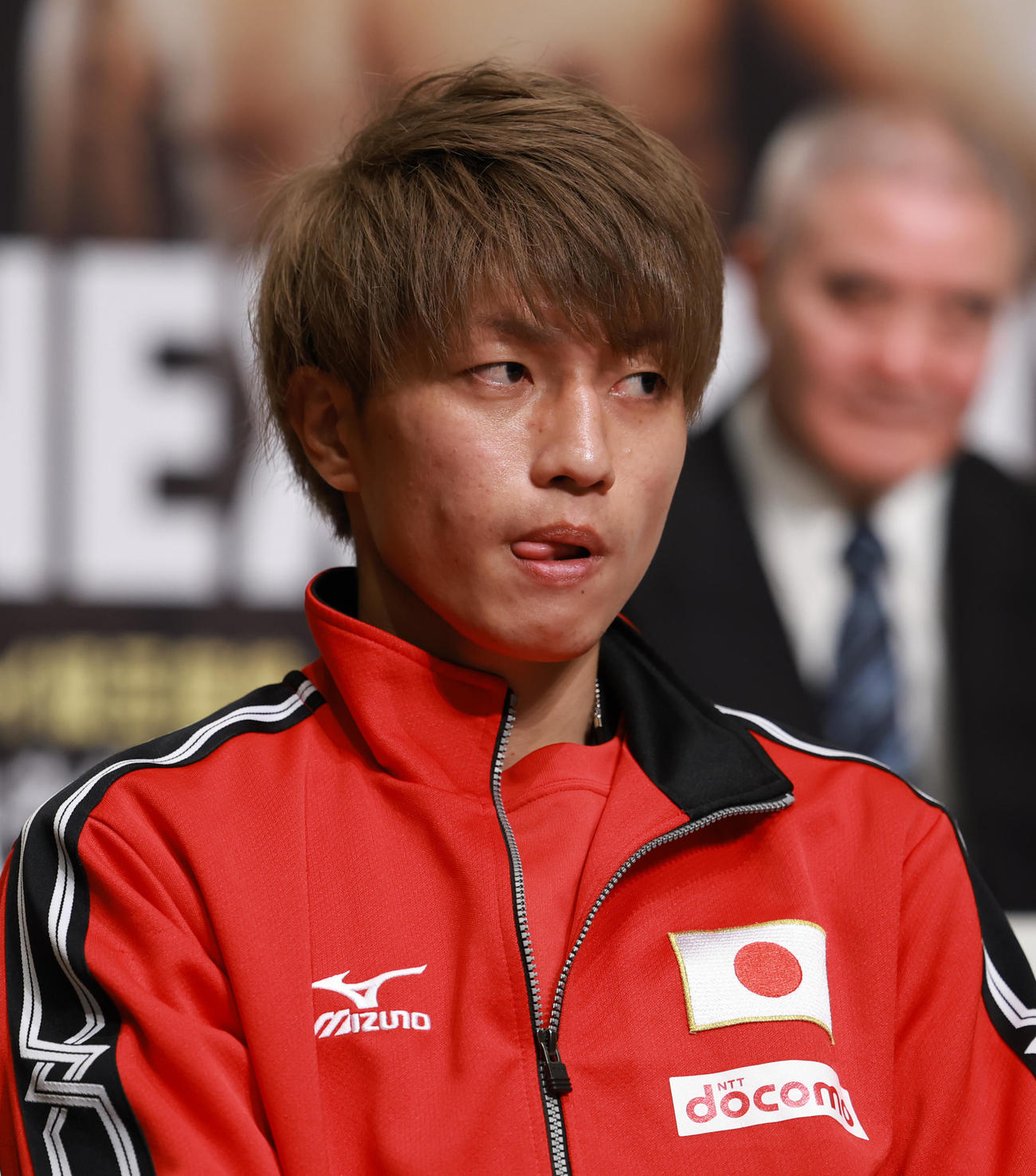 会見する桑原（撮影・野上伸悟）