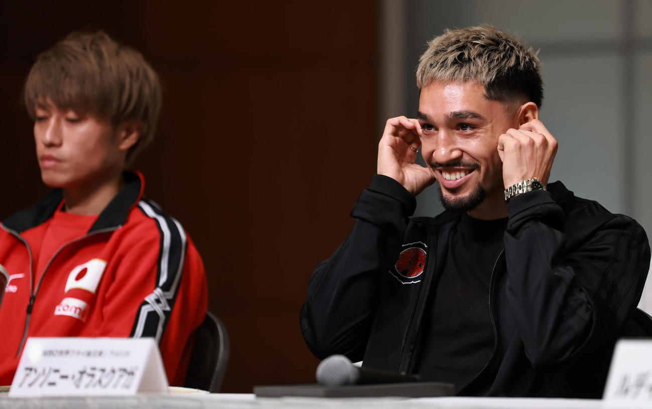 会見するWBO世界フライ級王者のオラスクアガ。左は挑戦者の桑原（撮影・野上伸悟）