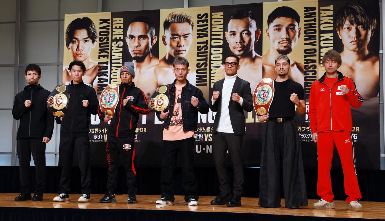 会見を行った、左から元WBA世界フライ級王者のユーリ阿久井、WBA世界ライトフライ級王者の高見、WBO世界ライトフライ級王者のサンティアゴ、WBA世界バンタム級王者の堤聖也、定王者のドネア、WBO世界フライ級王者のオラスクアガ、挑戦者の桑原（撮影・野上伸悟）