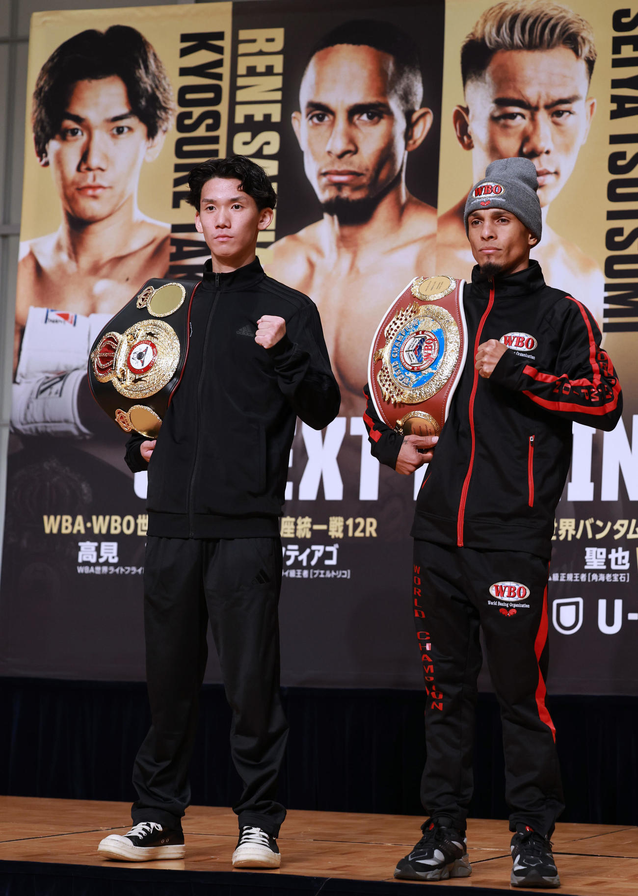 会見でファイティングポーズのWBA世界ライトフライ級王者の高見（左）WBO世界ライトフライ級王者のとサンティアゴ（撮影・野上伸悟）