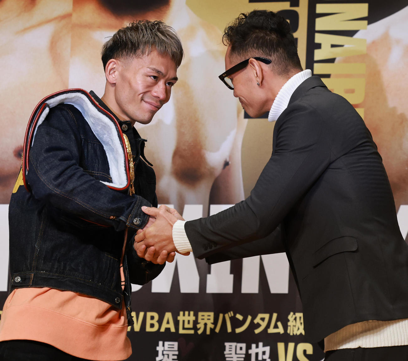 会見を終え握手する、WBA世界バンタム級タイトルマッチで対戦する王者の堤（左）と暫定王者のドネア（撮影・野上伸悟）
