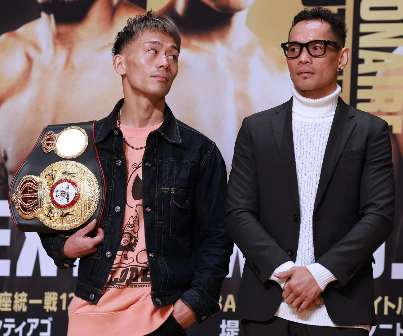 会見を行ったWBA世界バンタム級タイトルマッチで対戦する王者の堤（左）と暫定王者のドネア（撮影・野上伸悟）