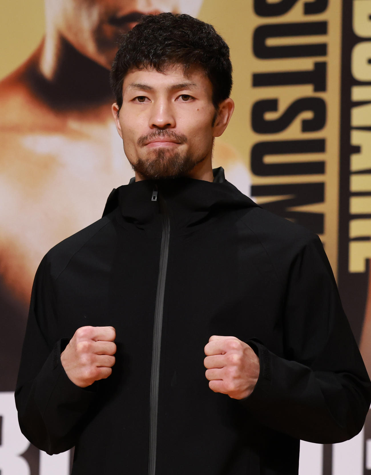 会見でファイティングポーズをとるユーリ阿久井（撮影・野上伸悟）