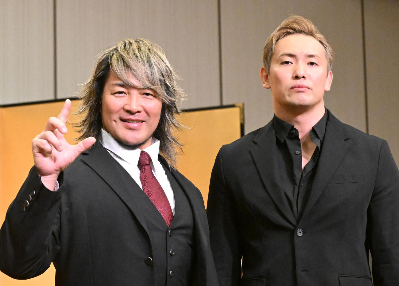 1・4東京ドームでメーンを務める棚橋弘至（左）と対戦相手のオカダ・カズチカ