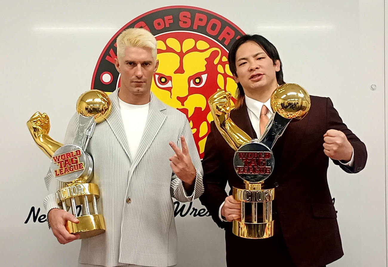 ワールド・タッグリーグで優勝したザック・セイバーJr．（左）と大岩陵平