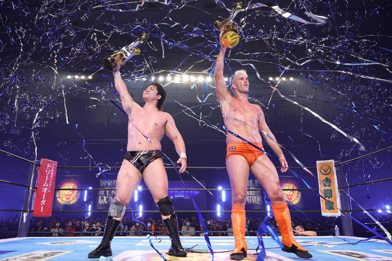 14日の熊本大会でワールド・タッグリーグ優勝を果たした大岩陵平（左）とザック・セイバーJr．（C）新日本プロレス