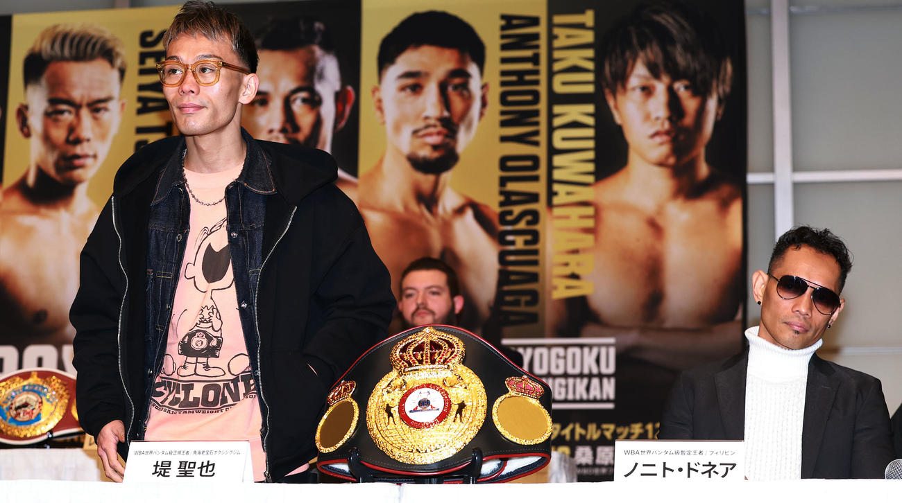 会見を行ったWBA世界バンタム級タイトルマッチで対戦する王者の堤（左）と暫定王者のドネア（撮影・野上伸悟）