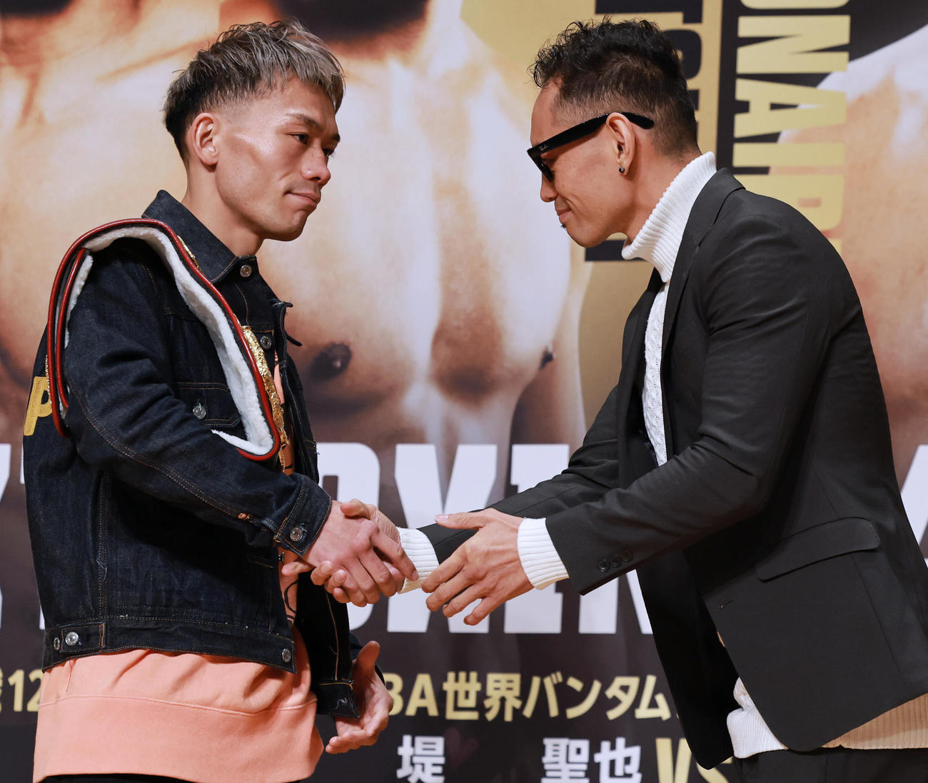 会見を終え握手する、WBA世界バンタム級タイトルマッチで対戦する王者の堤（左）と暫定王者のドネア（撮影・野上伸悟）