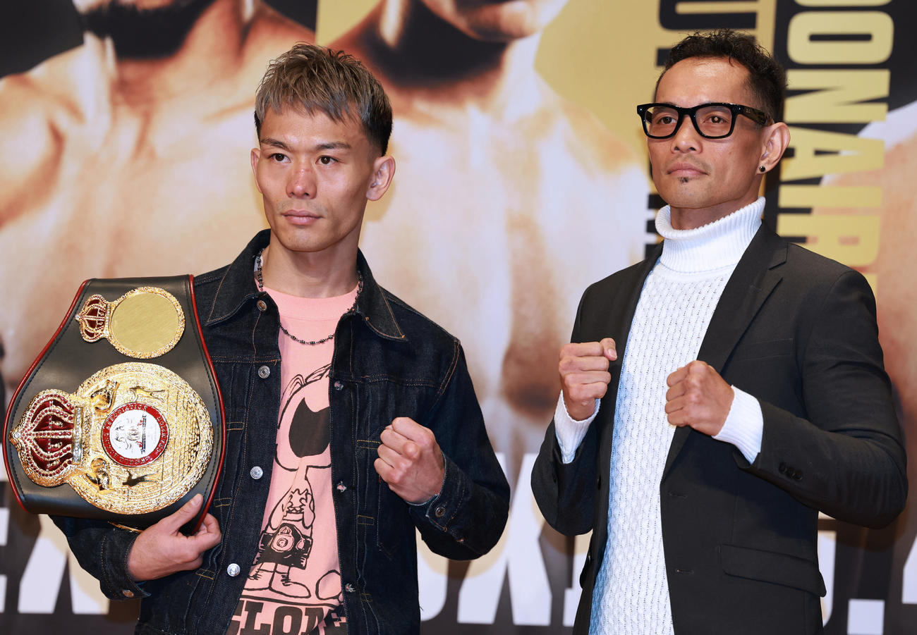 会見を行ったWBA世界バンタム級タイトルマッチで対戦する王者の堤（左）と暫定王者のドネア（撮影・野上伸悟）