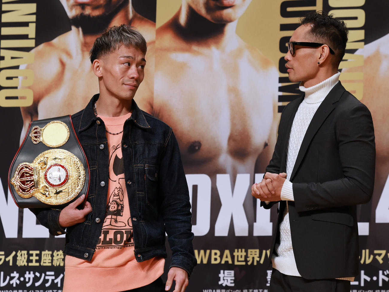 会見を行ったWBA世界バンタム級タイトルマッチで対戦する王者の堤（左）と暫定王者のドネア（撮影・野上伸悟）