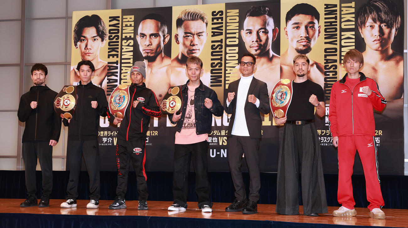 会見を行った、左から元WBA世界フライ級王者のユーリ阿久井、WBA世界ライトフライ級王者の高見、WBO世界ライトフライ級王者のサンティアゴ、WBA世界バンタム級王者の堤聖也、定王者のドネア、WBO世界フライ級王者のオラスクアガ、挑戦者の桑原（撮影・野上伸悟）