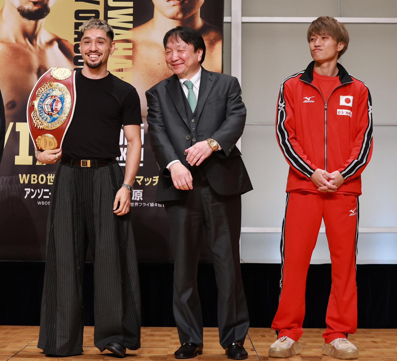 会見で笑顔のWBO世界フライ級王者のオラスクアガ（左）と挑戦者の桑原。中央は大橋ジムの大橋会長（撮影・野上伸悟）