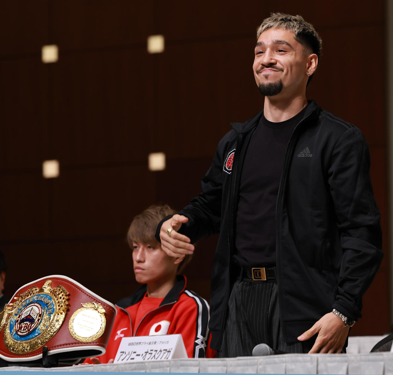 会見するWBO世界フライ級王者のオラスクアガ。左は挑戦者の桑原（撮影・野上伸悟）