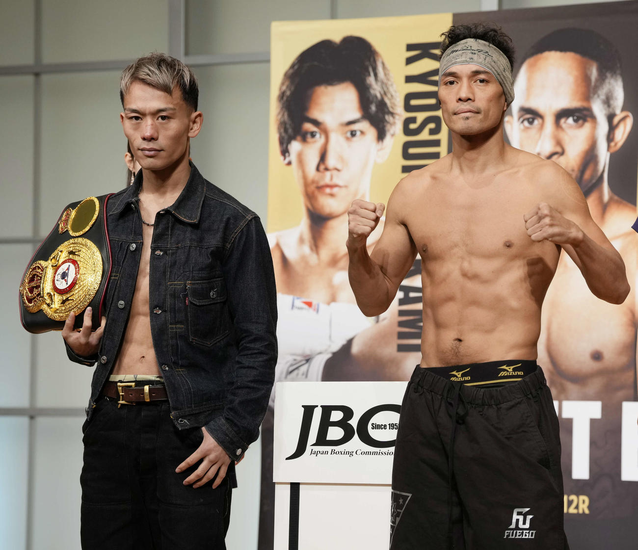 計量をクリアし記念撮影する堤聖也（左）とノニト・ドネア（撮影・小島史椰）