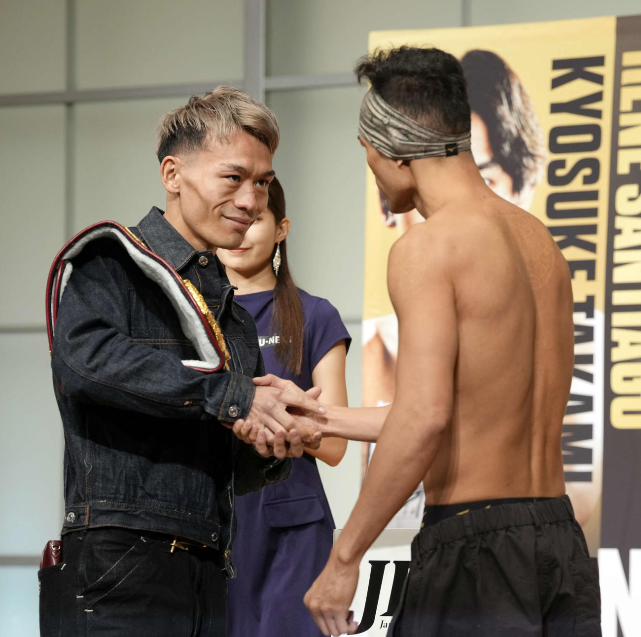 計量をクリアし握手する堤聖也（左）とノニト・ドネア（撮影・小島史椰）