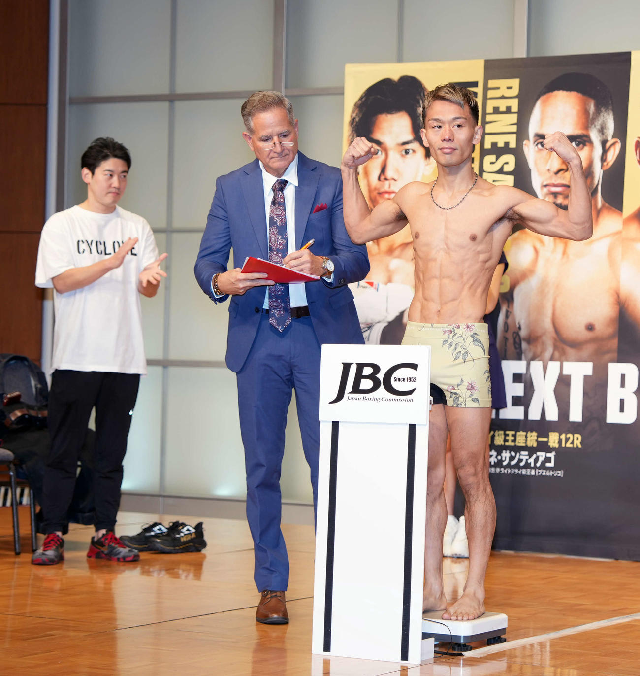 計量をクリアしガッツポーズをする堤聖也（右）（撮影・小島史椰）