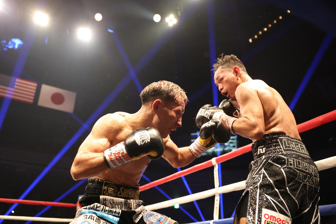 11回、堤（左）はドネアに左パンチを見舞う（撮影・宮地輝）