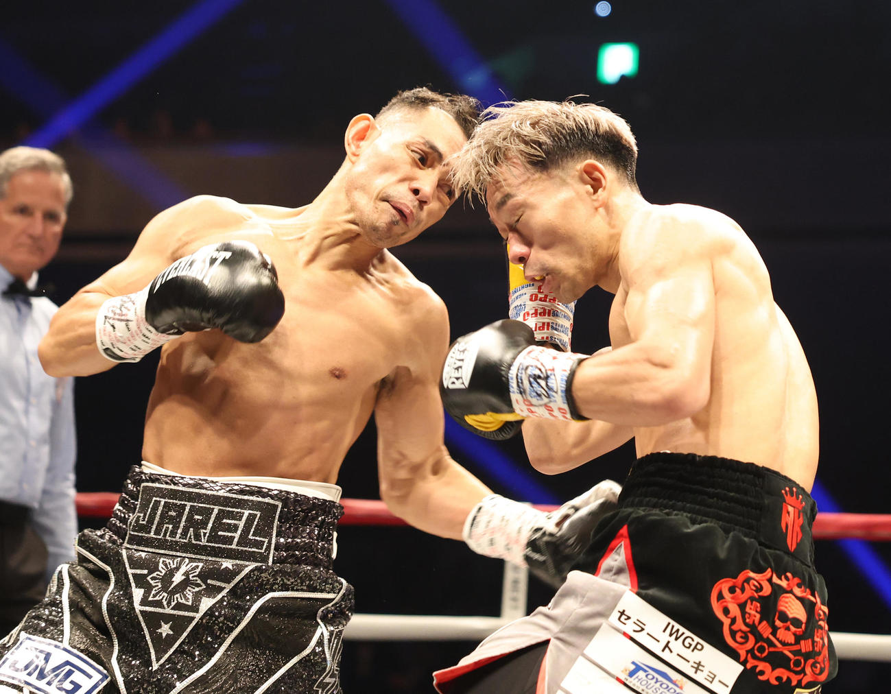 1回、堤（右）はドネアのパンチを食らう（撮影・宮地輝）