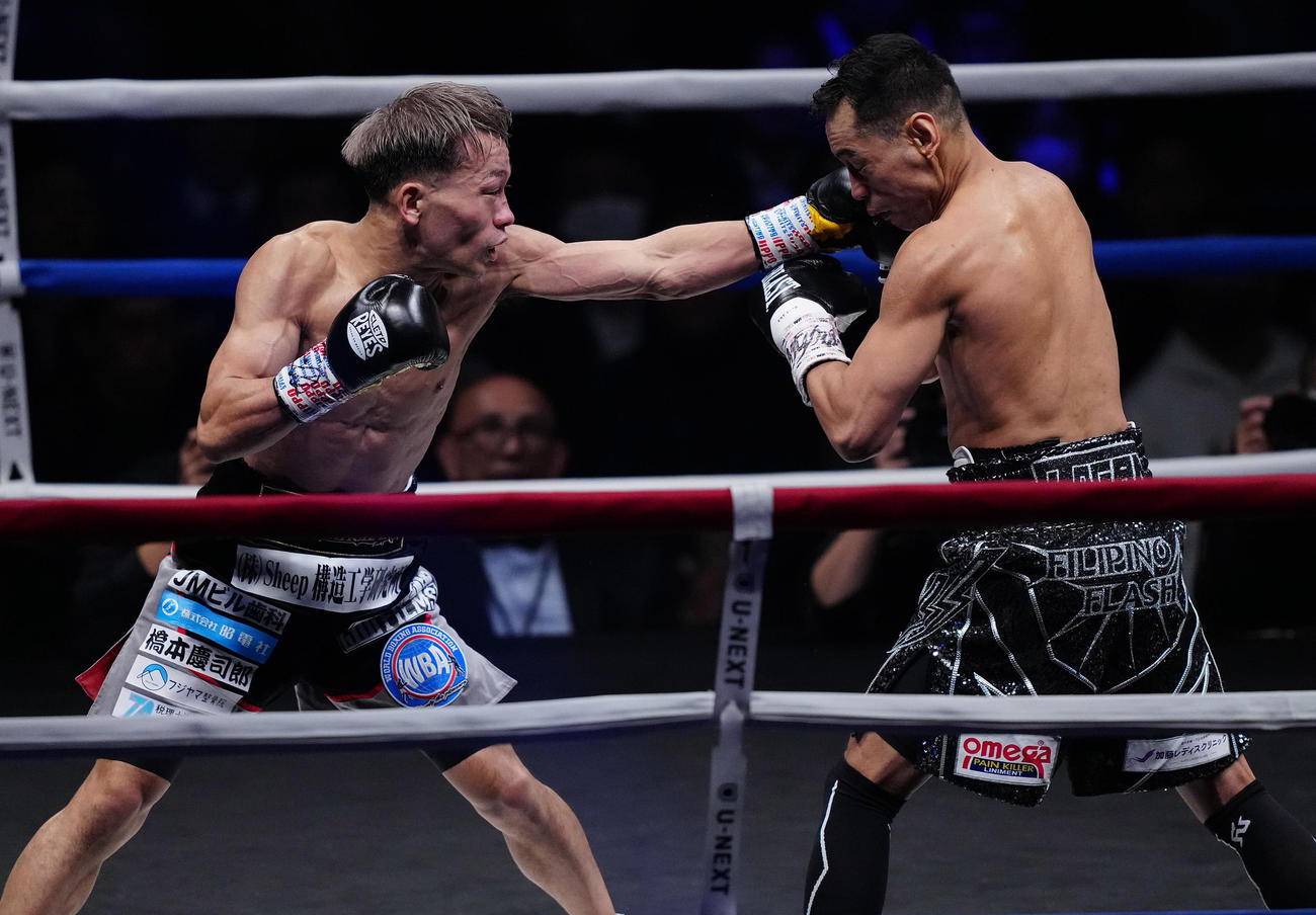 2回、ドネア（右）を攻める堤（撮影・鈴木みどり）