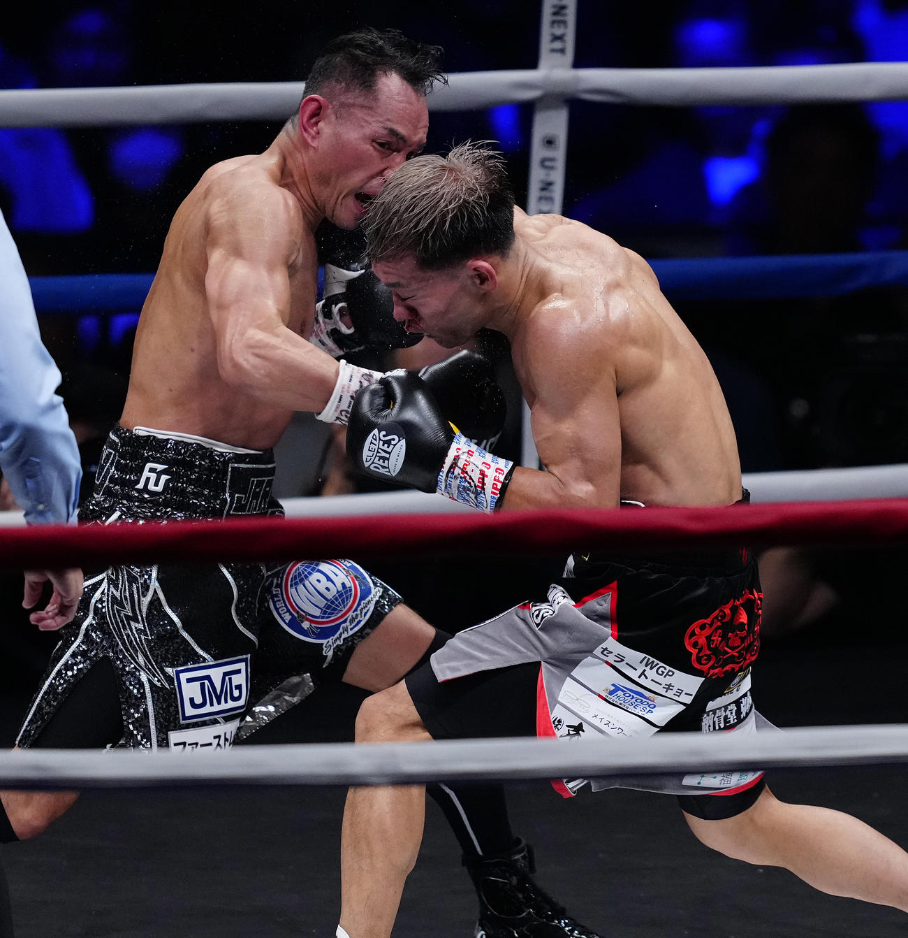 4回、ドネア（左）にパンチを食らう堤（撮影・鈴木みどり）