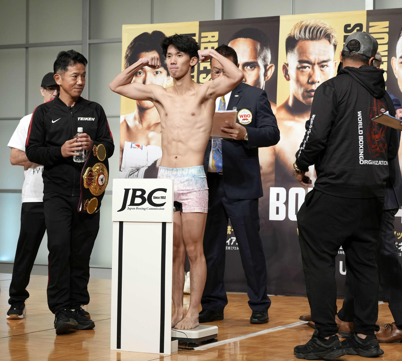 計量をクリアしガッツポーズをする高見（中央）（撮影・小島史椰）