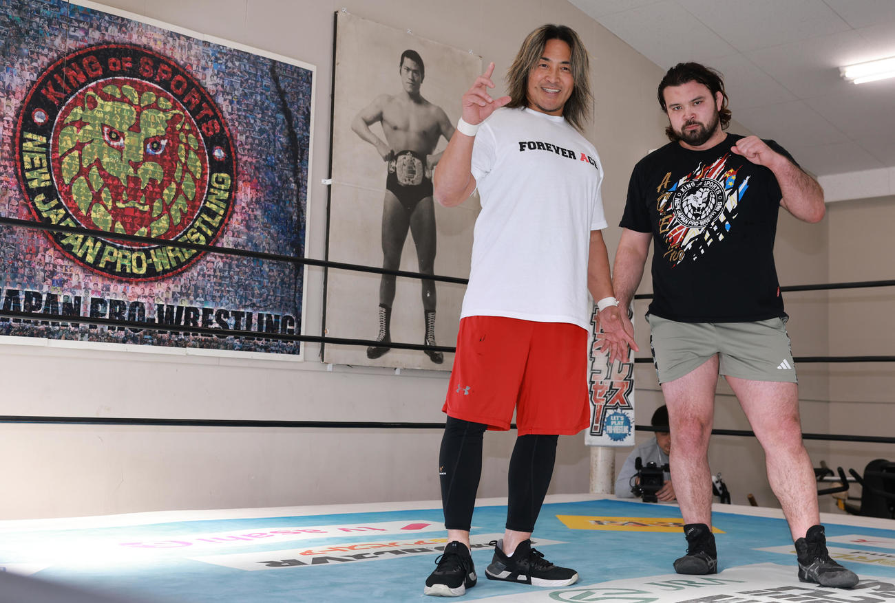 練習を公開した棚橋弘至（左）とウルフアロン（撮影・野上伸悟）