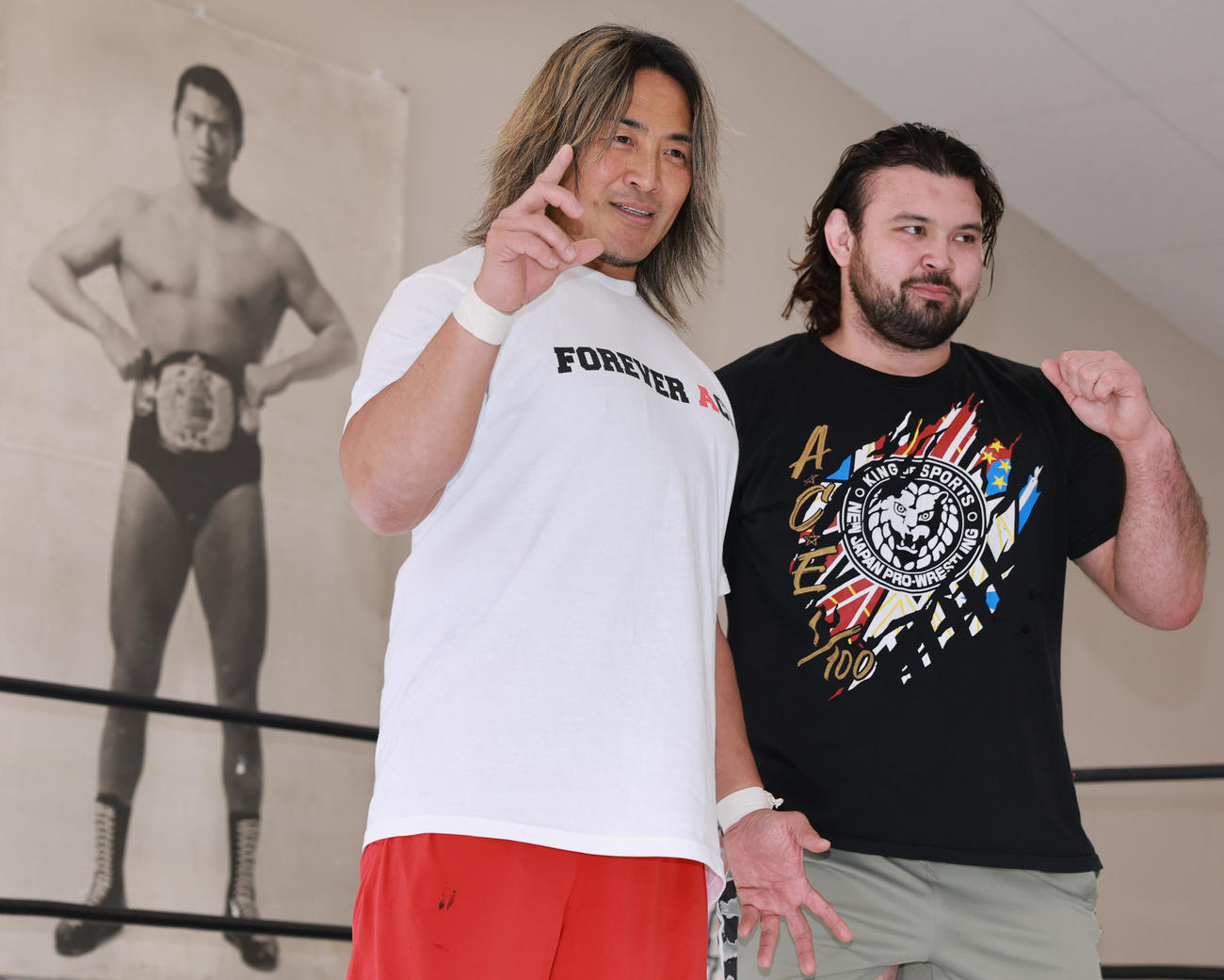 練習を公開した棚橋弘至（左）とウルフアロン（撮影・野上伸悟）