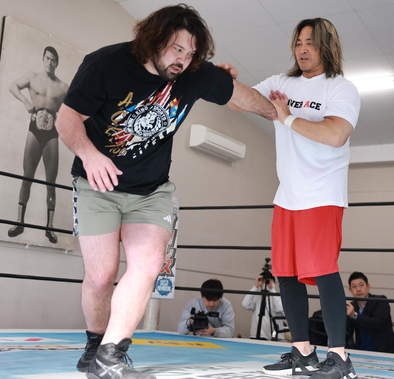 公開練習を行うウルフアロン（左）と棚橋弘至（撮影・野上伸悟）