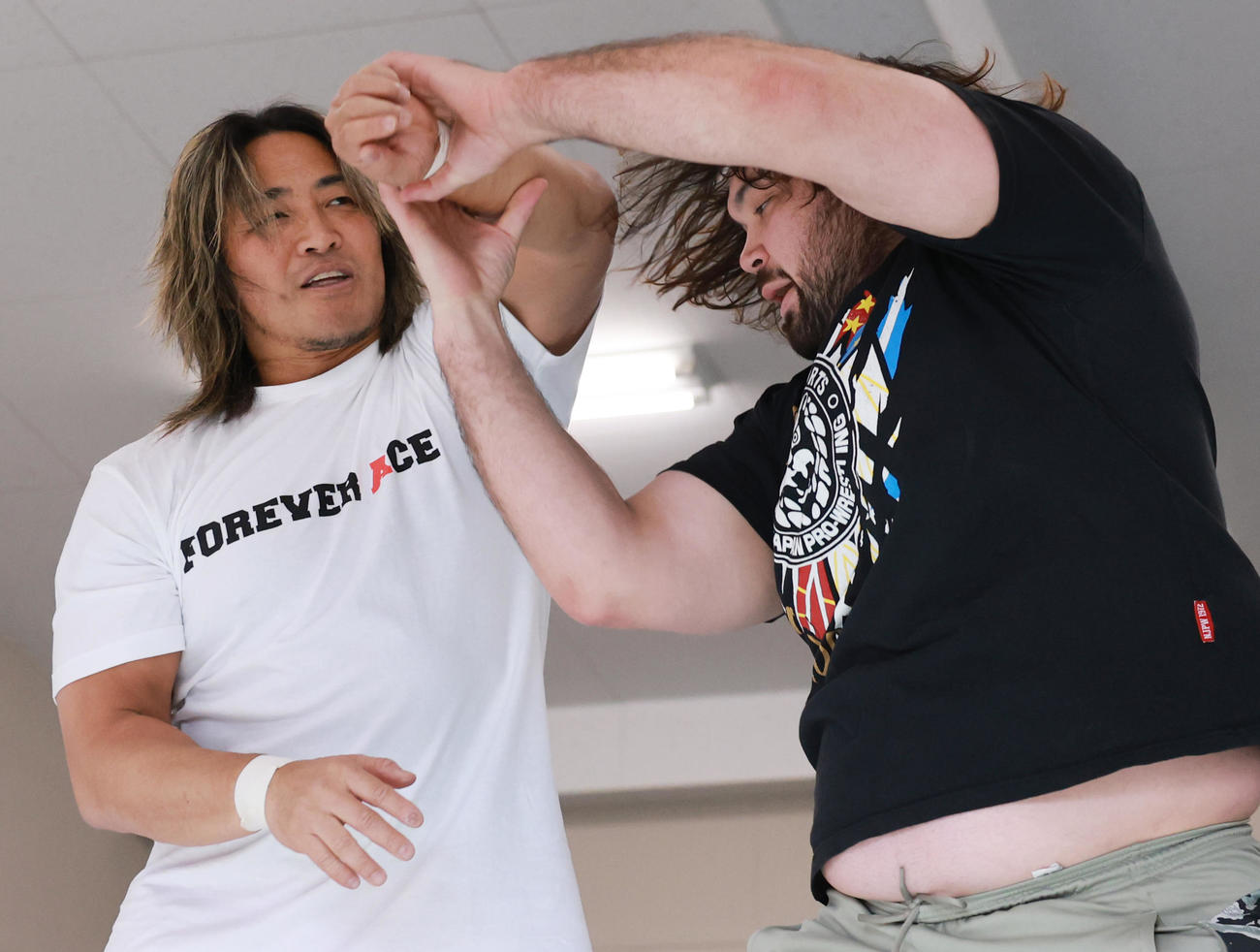 公開練習を行う棚橋弘至（左）とウルフアロン（撮影・野上伸悟）