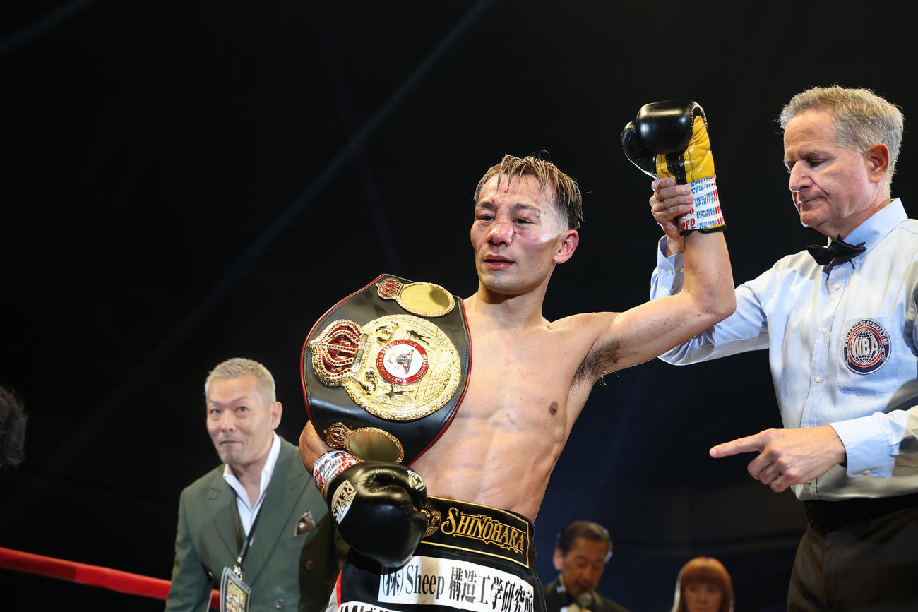 堤はドネアに判定勝ちで統一王者に輝く（撮影・宮地輝）