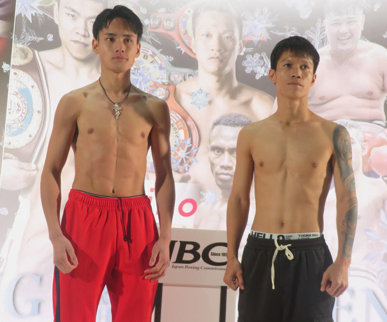 プロ6戦目へ、計量クリアした日本バンタム級6位の「モンスター2世」坂井優太（左）と対戦相手のボーンルエン・パヨーム
