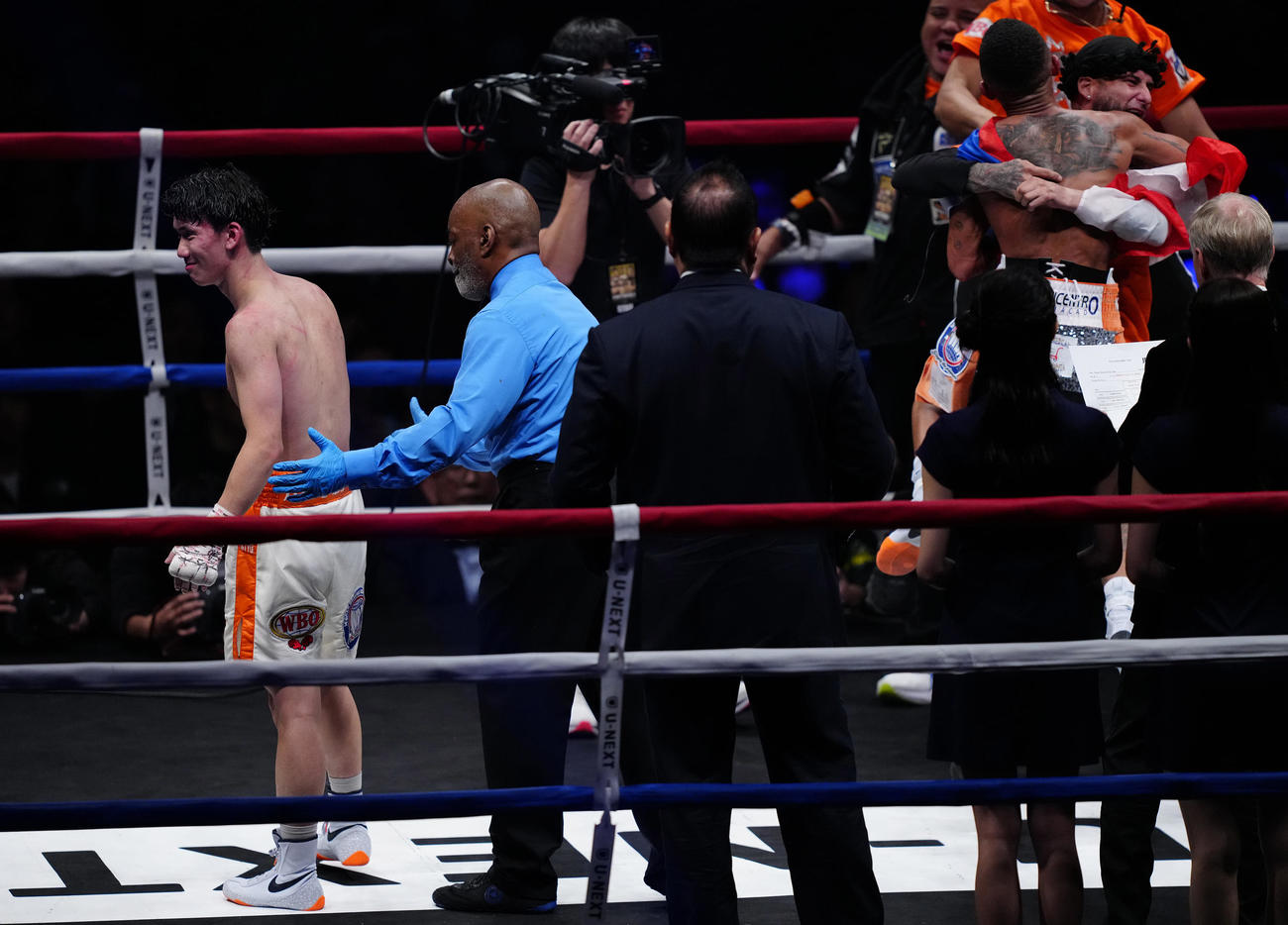 サンティアゴに判定負けし、浮かない表情の高見（左）（撮影・鈴木みどり）