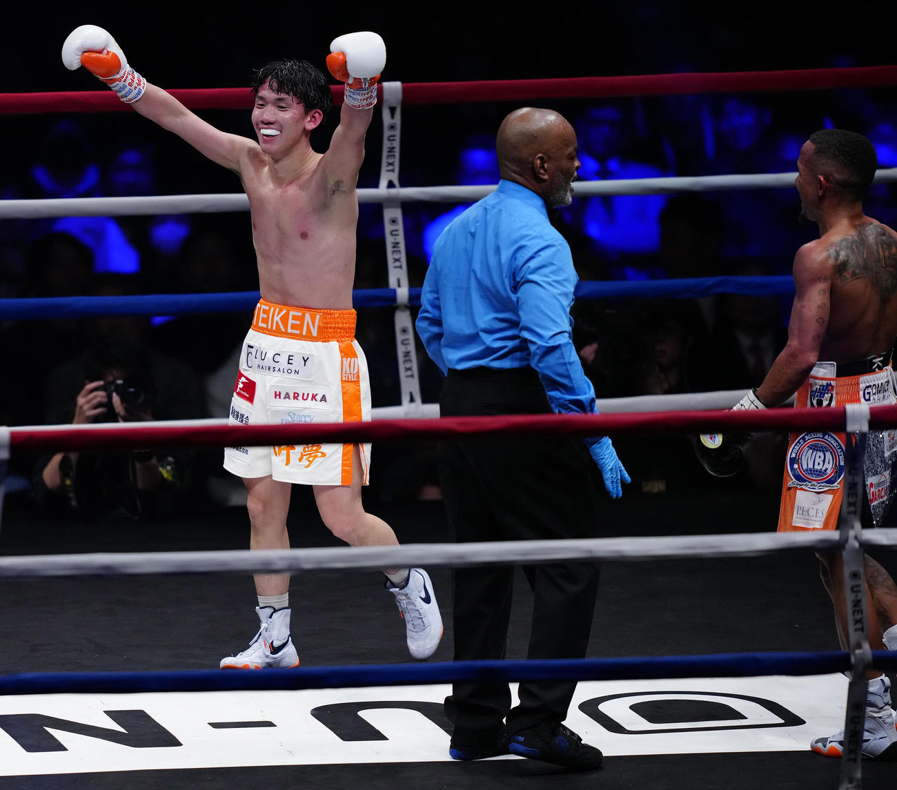 12回を終え、勝ちを確信したかのように両手を突き上げる高見。右はサンティアゴ（撮影・鈴木みどり）