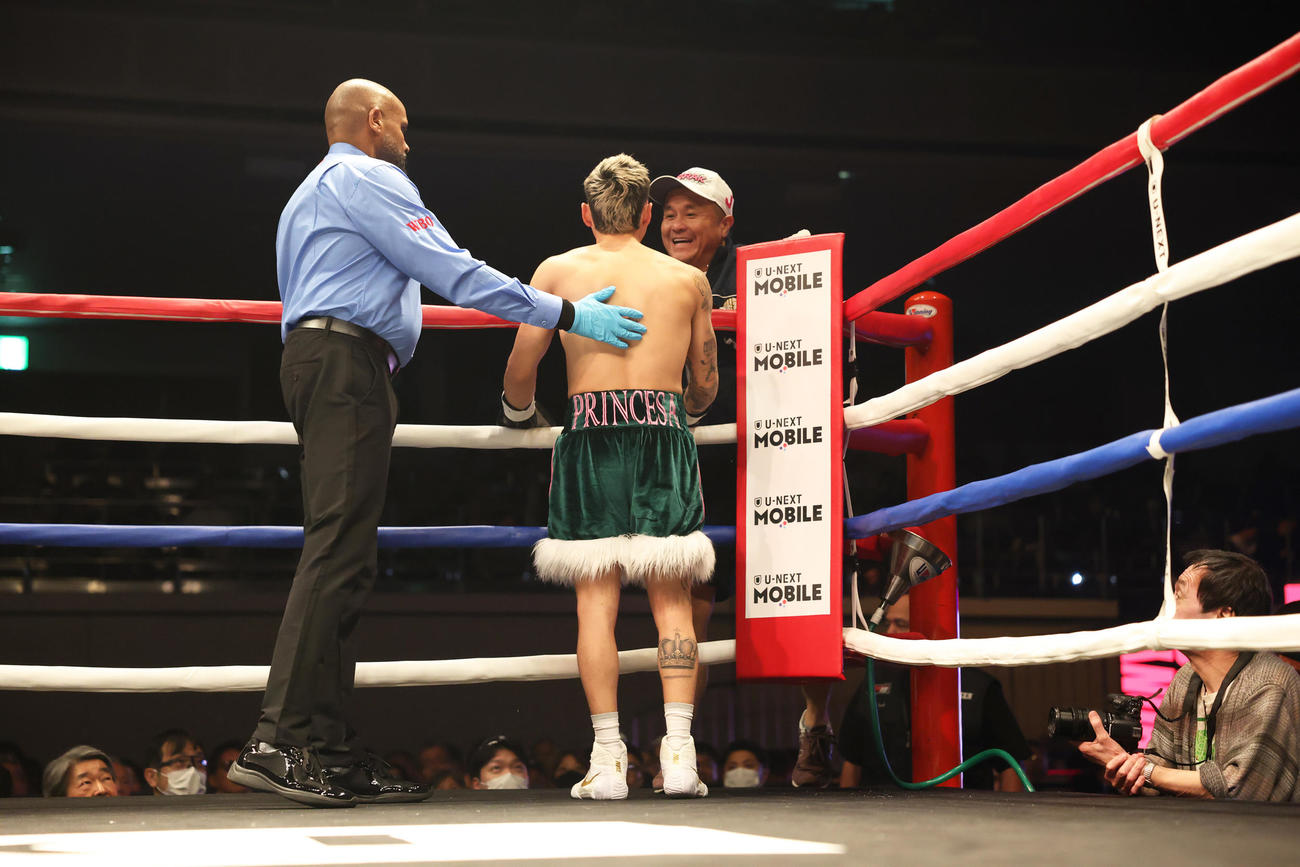 オラスクアガ（中央）のマウスピースの着用が遅れ、試合開始が遅れる（撮影・宮地輝）