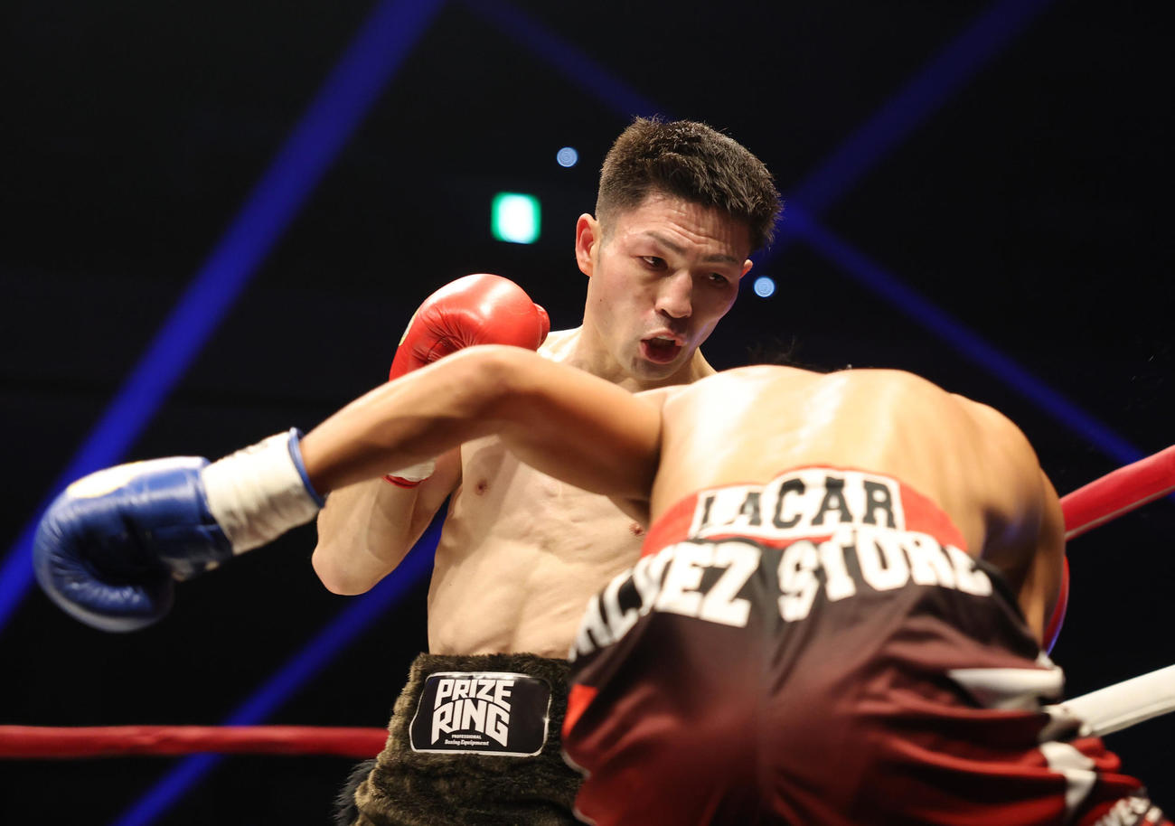 3回、ユーリ阿久井（左）はヴィンセント・ラカールからダウンを奪いKO勝ちする（撮影・宮地輝）