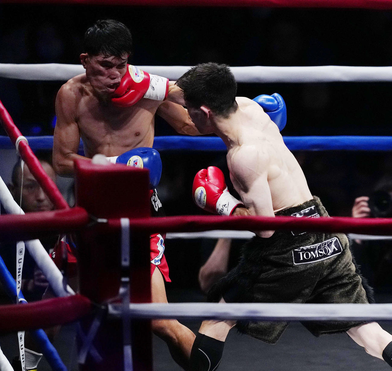 3回、ラカール（左）に右フックを決めダウンを奪い、KO勝ちしたユーリ阿久井（撮影・鈴木みどり）