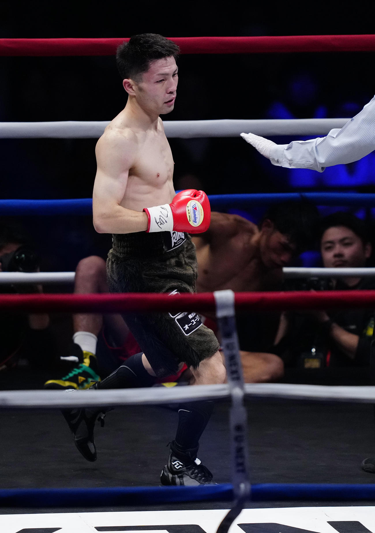 3回、ラカール（後方）からダウンを奪い、KO勝ちしたユーリ阿久井（撮影・鈴木みどり）