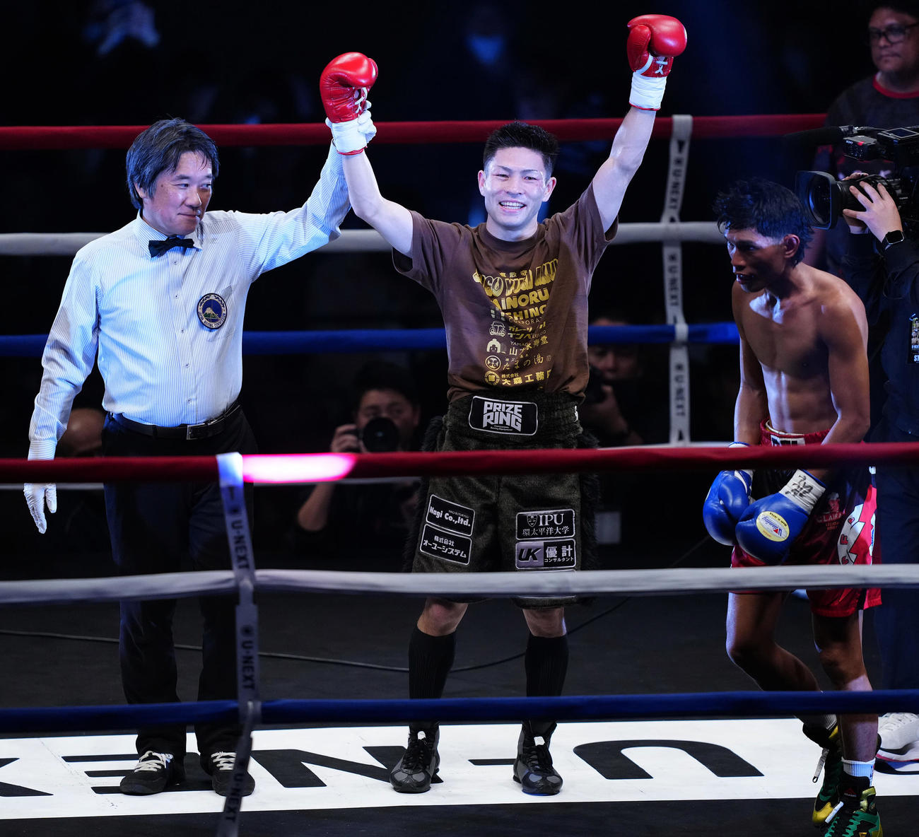 ラカール（右）に3回KO勝ちし、笑顔のユーリ阿久井（撮影・鈴木みどり）