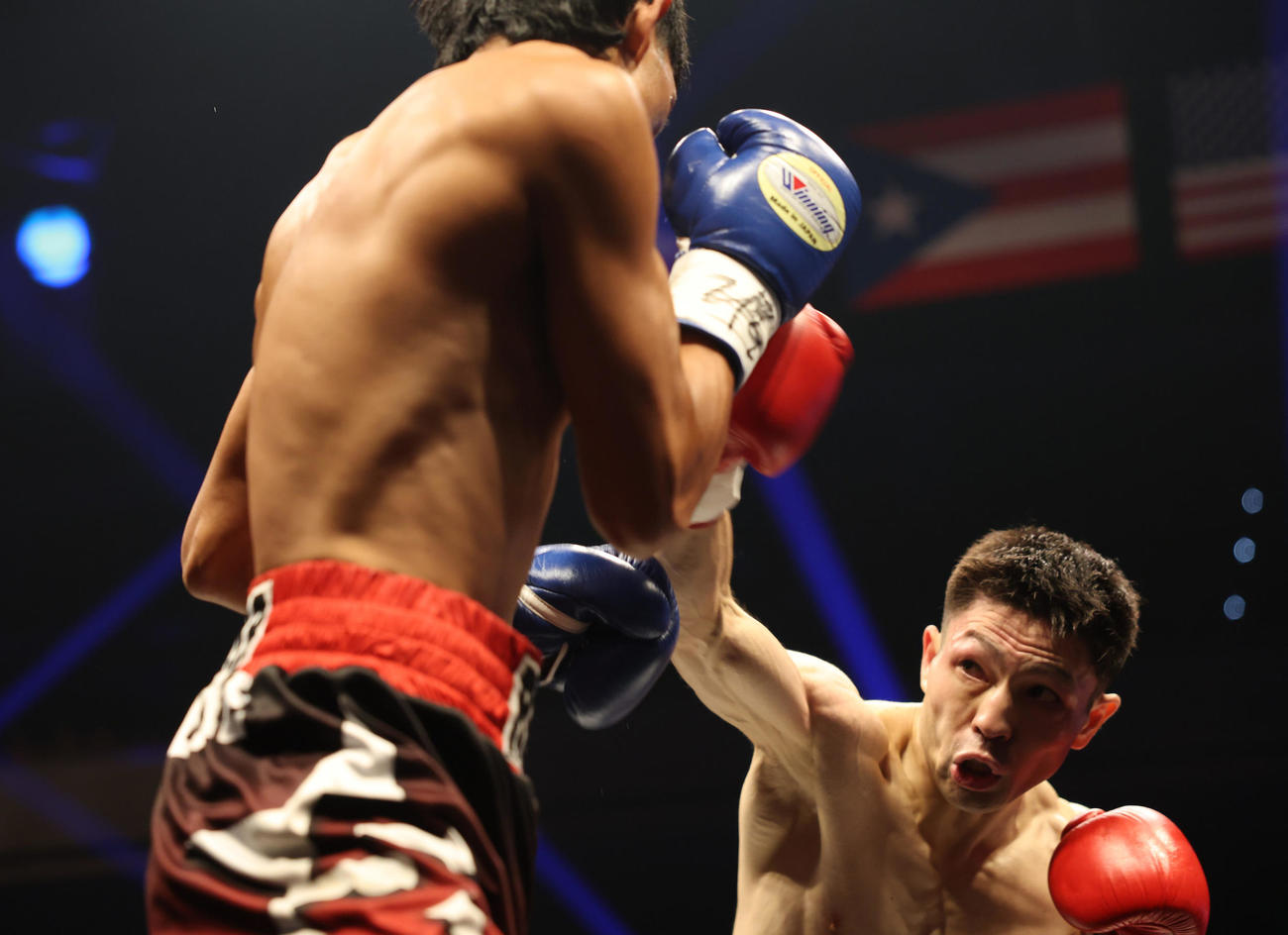 2回、ユーリ阿久井（右）はヴィンセント・ラカールを攻める（撮影・宮地輝）