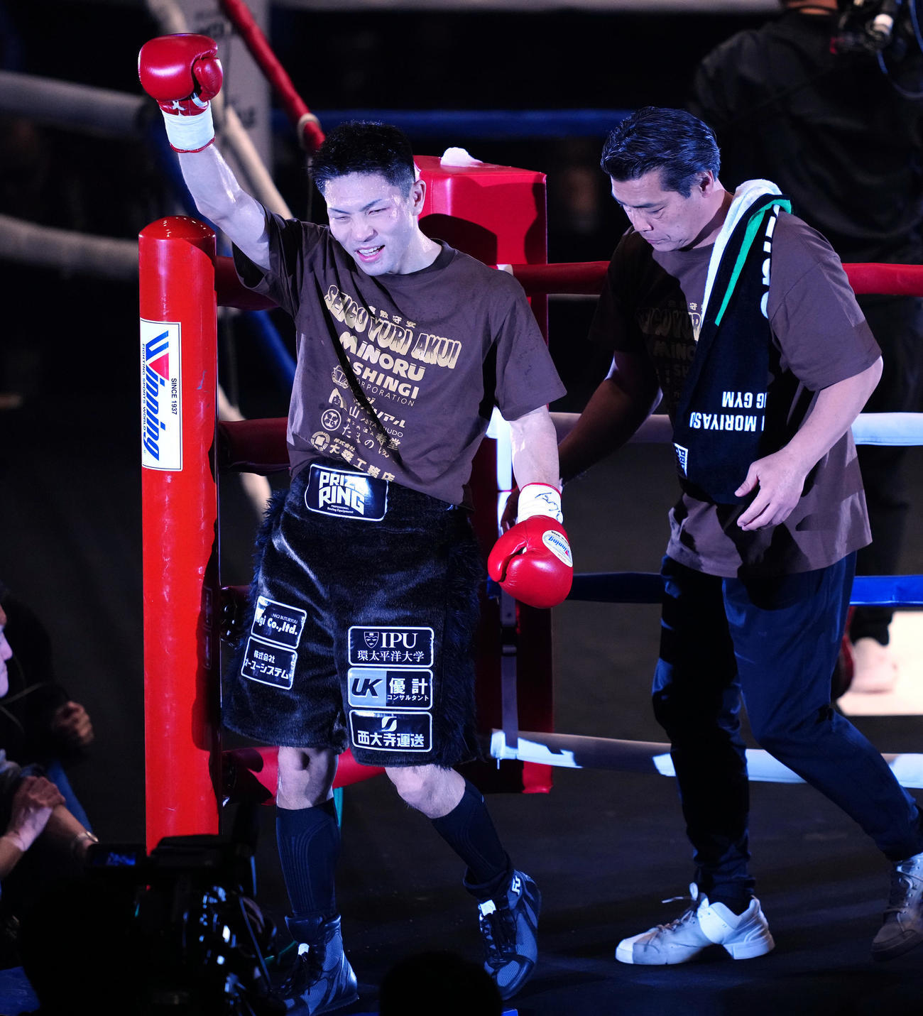 ラカールに3回KO勝ちし、右手を突き上げるユーリ阿久井（左）（撮影・鈴木みどり）